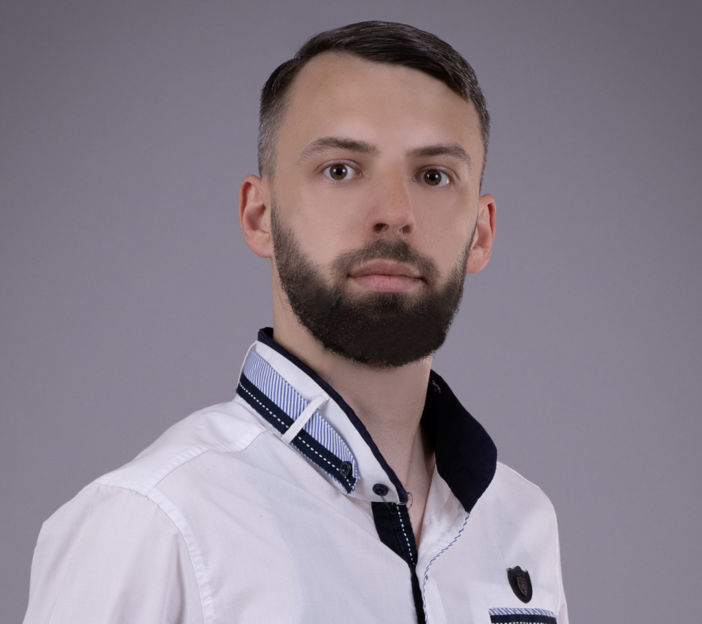 Zdjęcie przedstawiające założyciela firmy BARSEM - Tomasz Barankiewicz, ubrany w białą koszulę z niebieskimi elemantami przy kołnierzu.