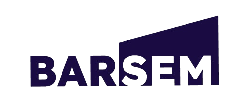 Grafika bez tła głównie ilustrująca logo barsem z charakterystycznym trapezem, który ma wyciętę litery SEM. Wszystko ubrany w ciemny fioletowy kolor.